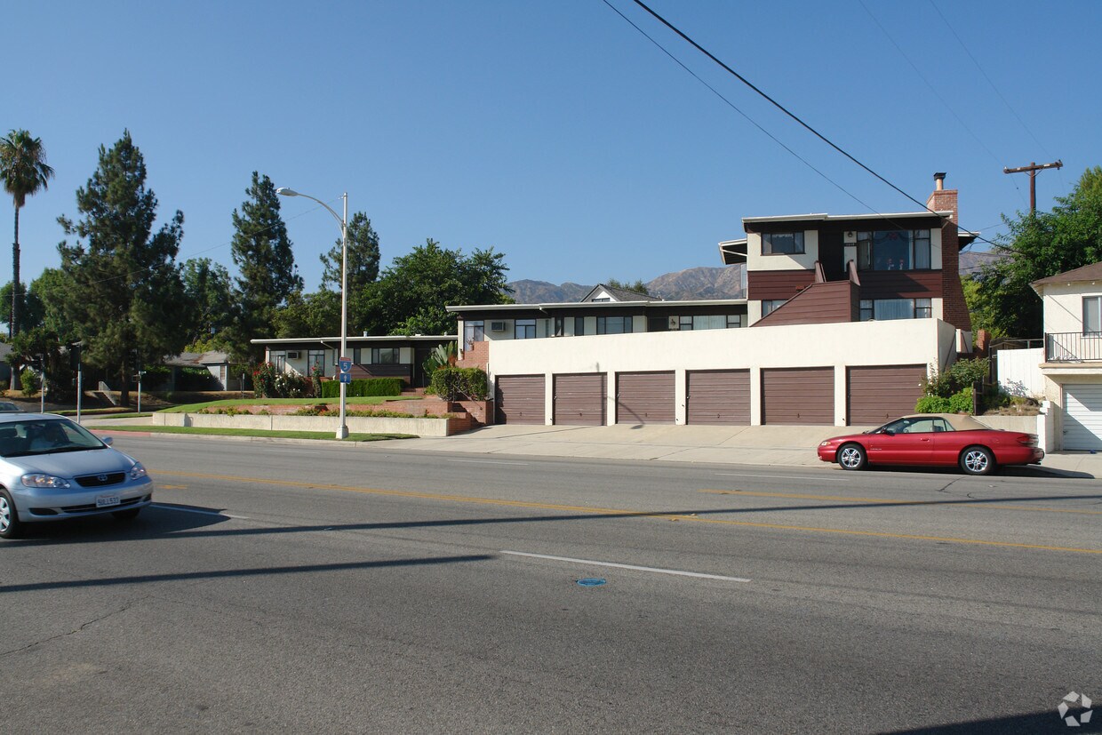 Foto del edificio - 1014 N Glenoaks Blvd