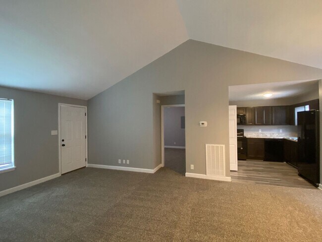 Foto del edificio - Newly remodeled 3 Bdr 2 Bath conveniently ...