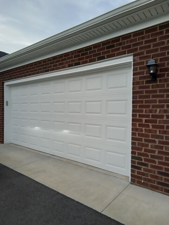 Foto del edificio - Patio Townhome Located 1 Block from Bedfor...