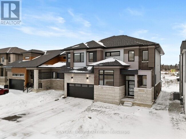 Building Photo - 3773 Sunbank Cres