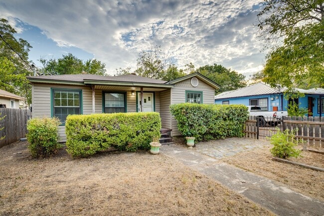 Building Photo - Urban Farmhouse - 2BD/2BA - Work Shop - Hu...