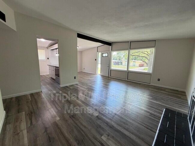 Foto del edificio - 765 Bobbins Ln