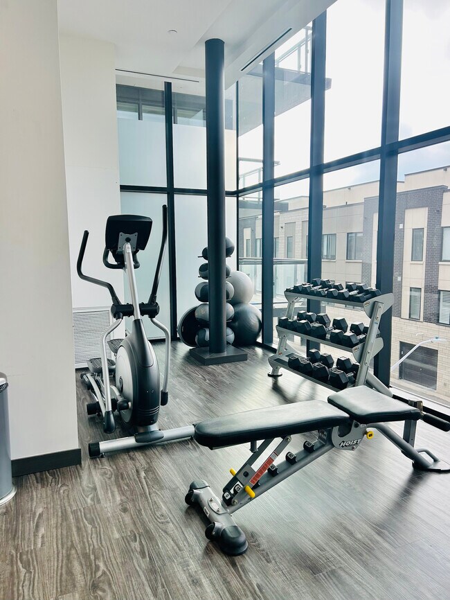 Building Photo - 1 + DEN BED - 1 BATH - BURLINGTON - CONDO