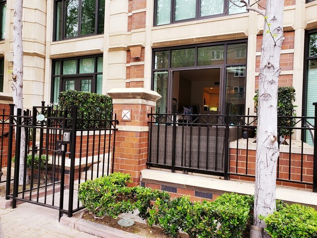 Building Photo - 500 W Harbor Dr