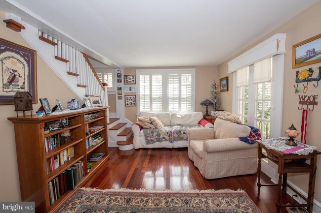 Building Photo - 1007 Larchmont Ave