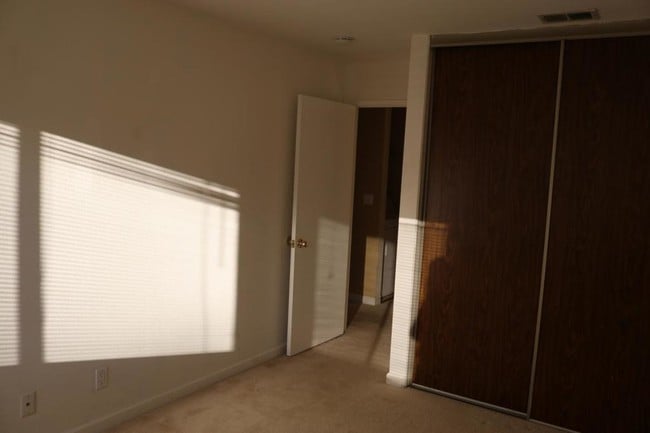Building Photo - 5015 Valley Crest #127
