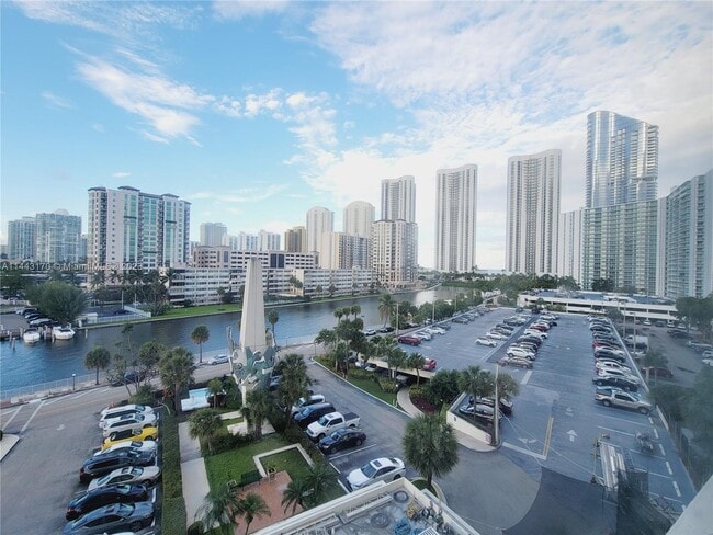 Building Photo - 300 Bayview Dr