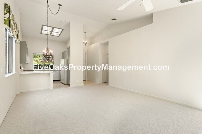 Foto del edificio - 885 Rathbone Cir