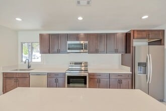 Building Photo - 1024 E Riviera Dr