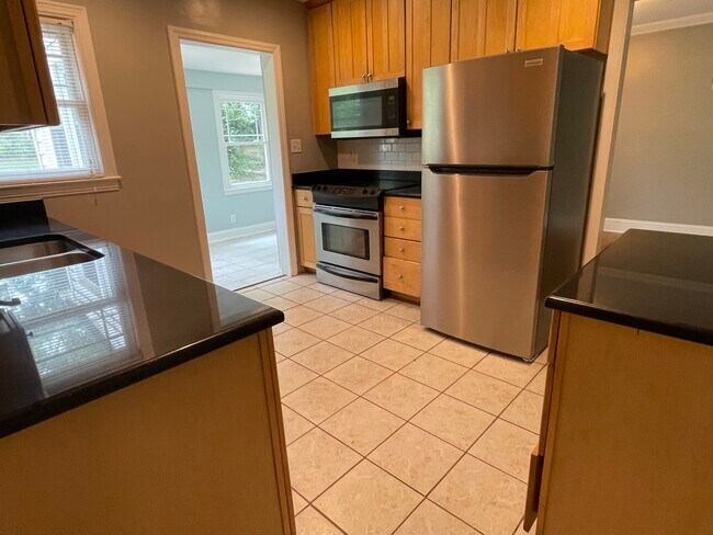 Building Photo - 1027 Habersham Dr