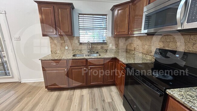 Building Photo - 807 Cavalier Dr