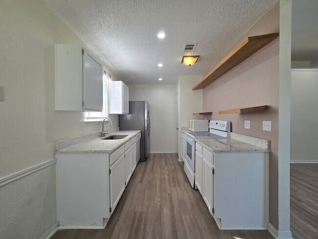 Foto del edificio - AVAILABLE NOW!