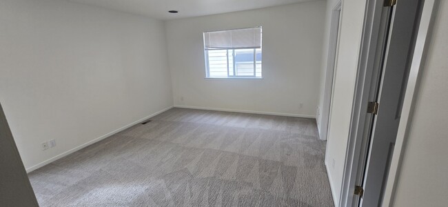 Building Photo - 10824 NE 144th Ct