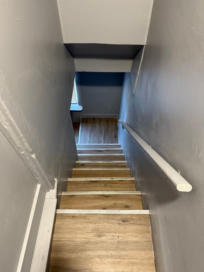 Foto del edificio - Two bedroom House available now!!! 109 1/2 S. Jackson St Section 8 accepted!