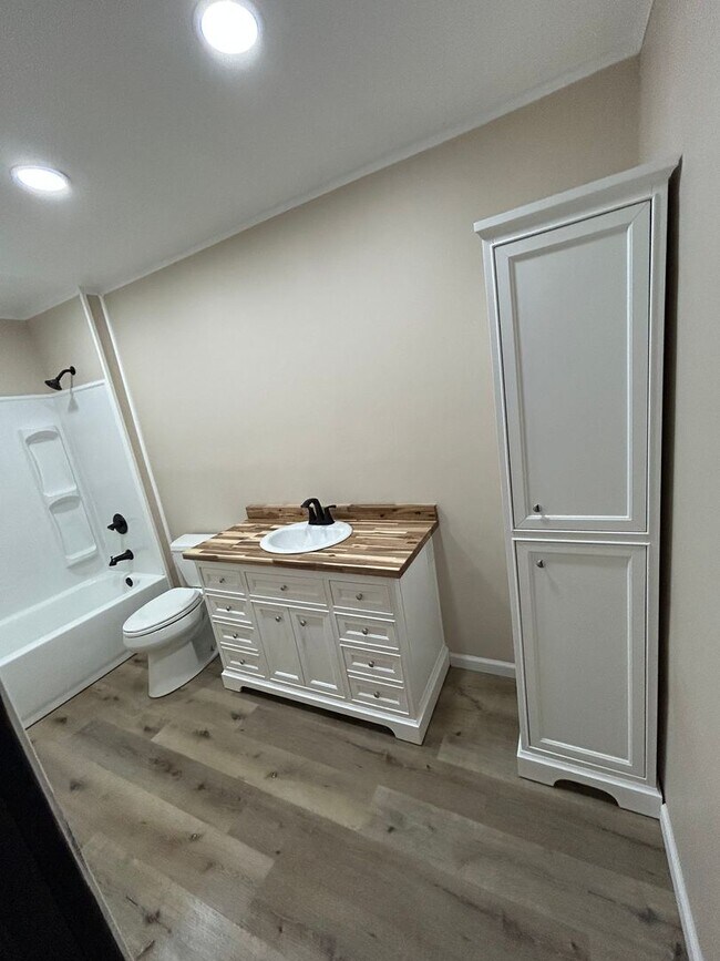 Foto del edificio - 316-318 W. Adams St.