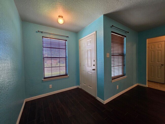 Building Photo - RENT SPECIAL & PRICE DROP - AVAILABLE NOW!