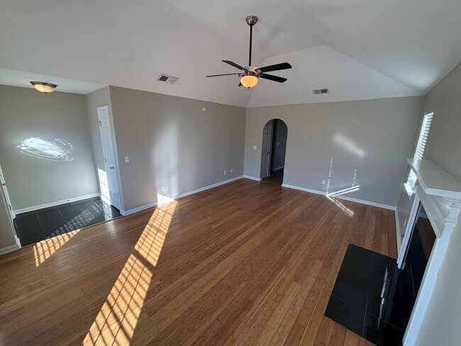 Building Photo - 405 Walker Way