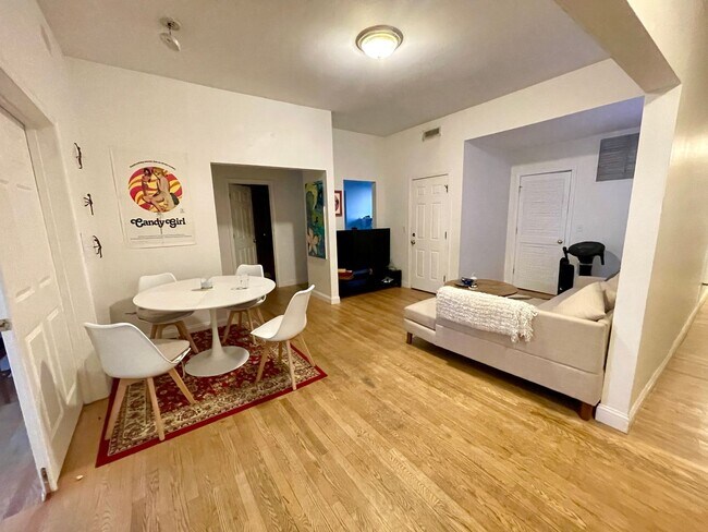 Building Photo - 4bed / 2bath in Brookline Near Boston University - Available September 2026