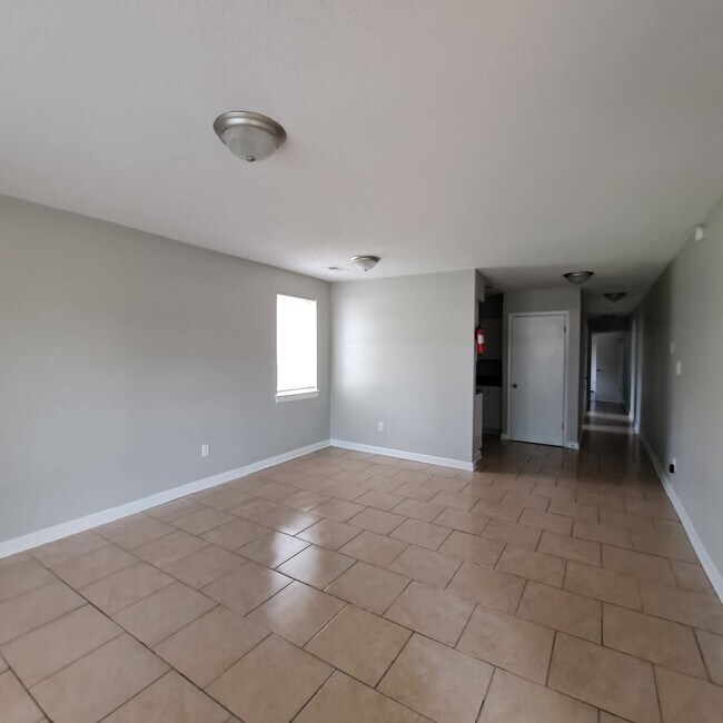 Foto del edificio - This 2BR/1BA includes a nice-sized living area, an ample kitchen, a fenced-in