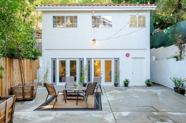 Building Photo - 8968 Wonderland Ave