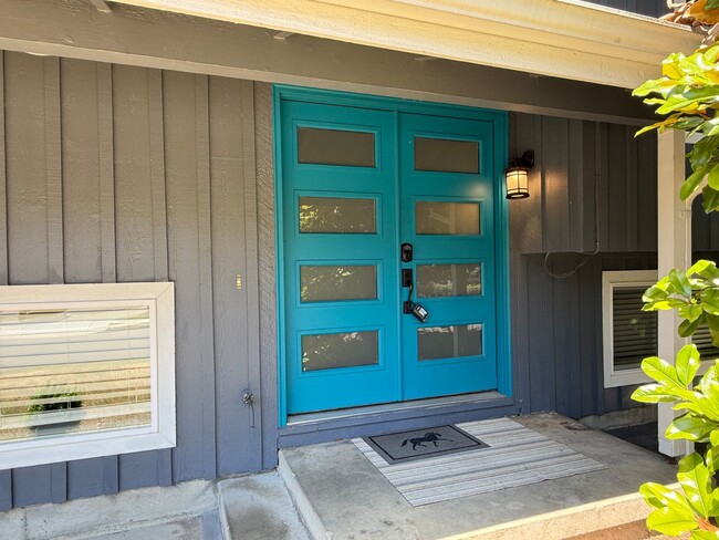 Building Photo - Beautifully Updated 5-Bedroom Home located in Redmond