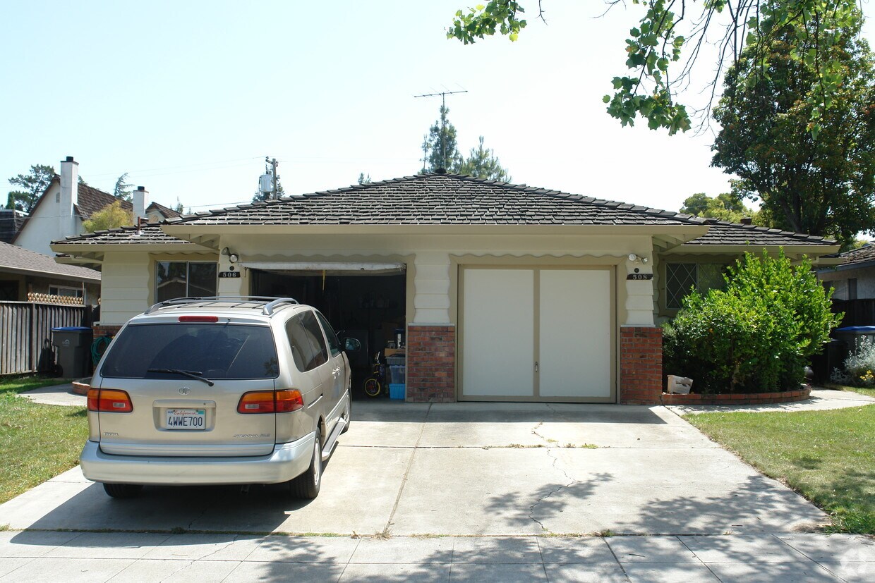 Building Photo - 502-504 Westlake Dr