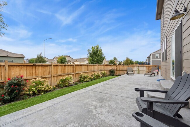 Building Photo - Upgraded 5-Bedroom Home in Immaculate Condition