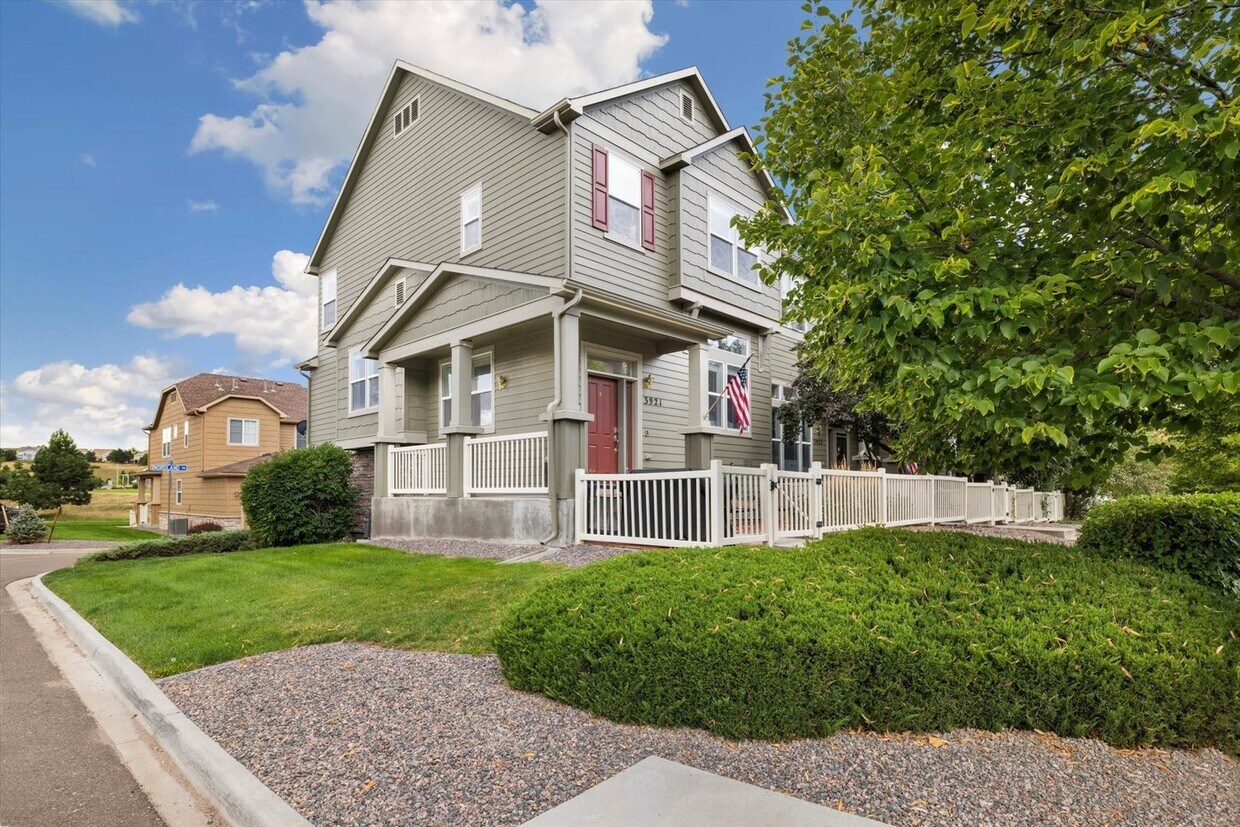 Foto principal - 3 Bed 3 Bath Castle Rock Townhome!