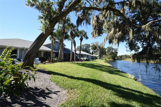 Foto del edificio - 74 Lake Forest Pl