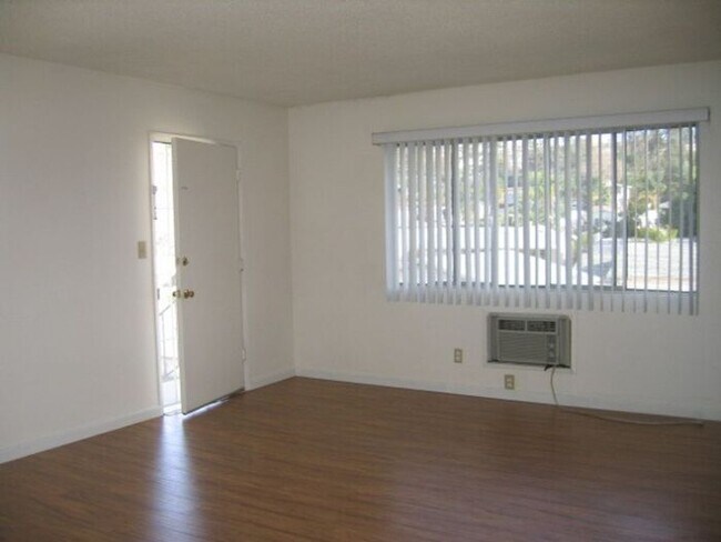 Building Photo - Large 2bd/1bth near LMAAC!