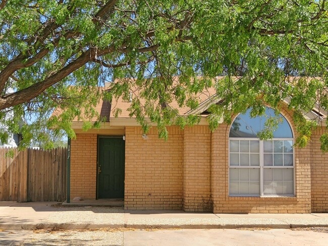 Building Photo - Duplex Across The Street From Costco & Clo...