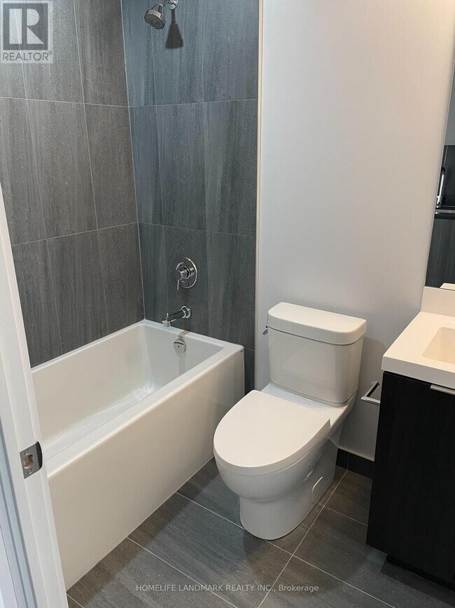 Building Photo - 5858 Yonge St