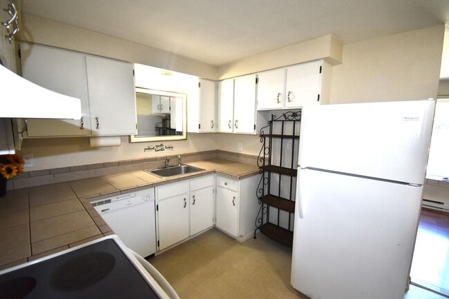 Building Photo - Well kept duplex with garage.