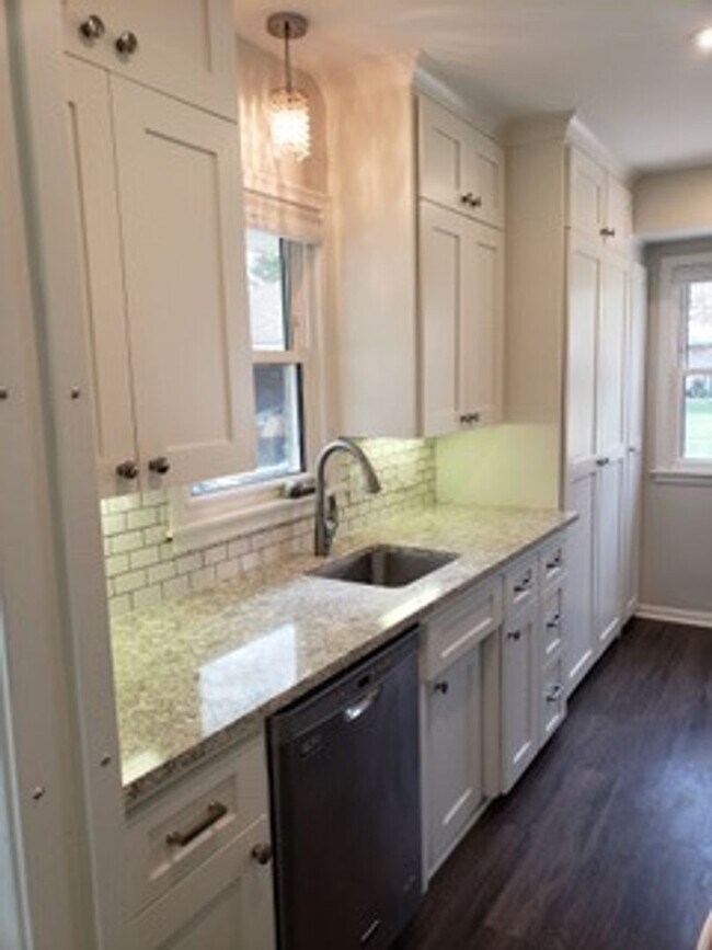 Building Photo - Stunning 4 bedroom rambler in beautiful Ro...