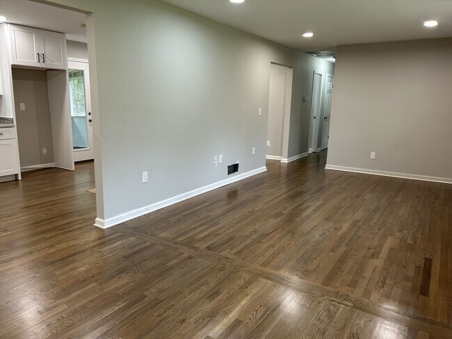 Foto del edificio - JUST LIKE NEW!  Landlord just finishing up...