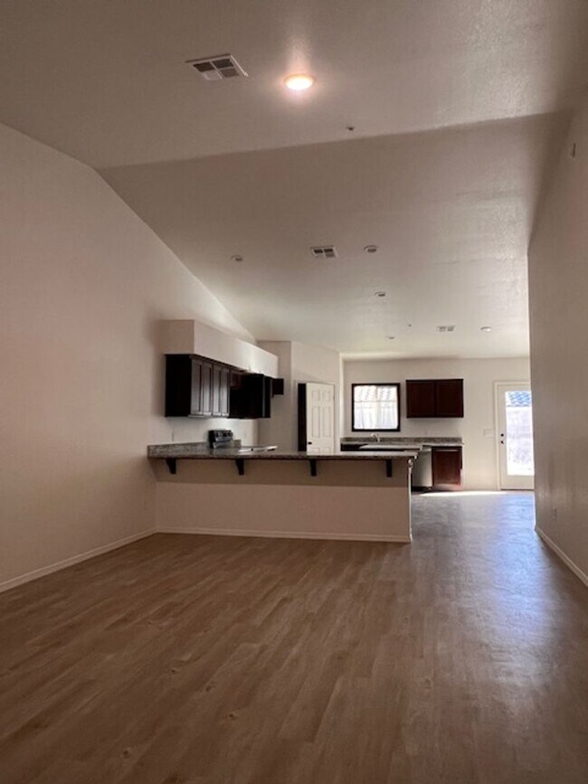 Foto del edificio - MOVE-IN READY DESERT SKY TOWNHOME
