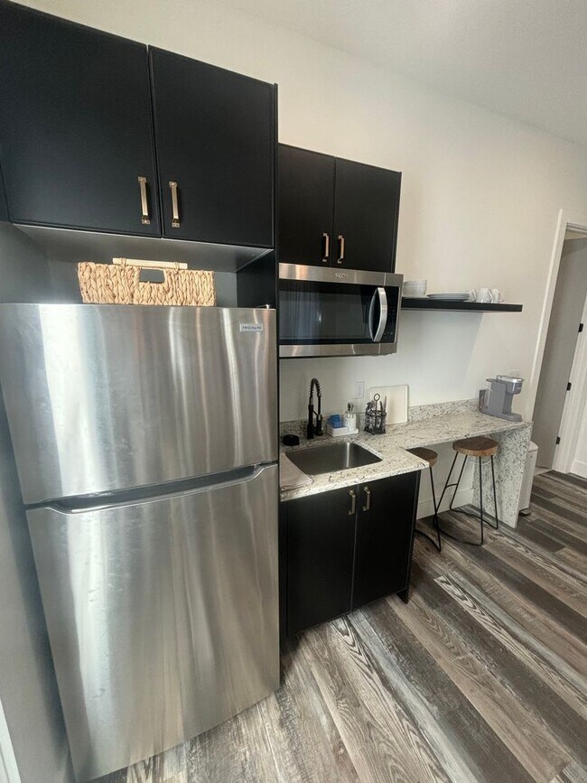 Foto del edificio - 1Bd/1Ba in the HEART of Midtown! FULLY FURNISHED! Perfect for travelling Nurses or Students!