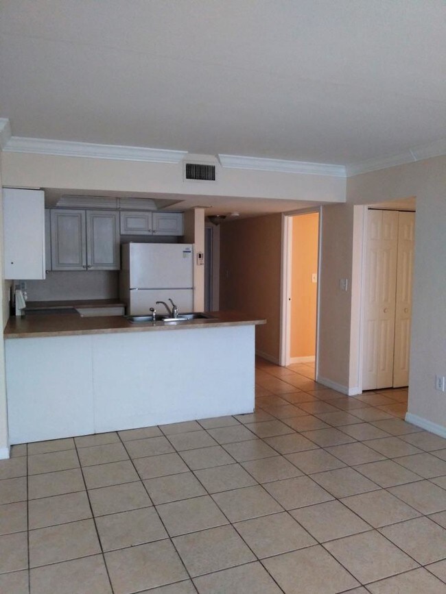 Building Photo - 2950 Royal Palm Ave