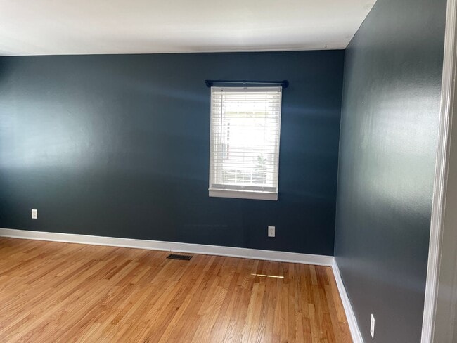 Building Photo - NOW AVAILABLE -  3 Bedroom, 1 Bath Home Ne...