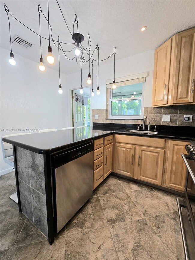 Foto del edificio - 845 NE 37th St