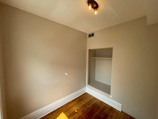 Building Photo - 2 bedroom in Chicago IL 60622