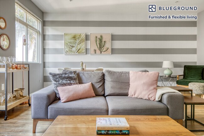 Foto del edificio - 8601 Lincoln Blvd