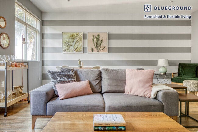 Foto del edificio - 8601 Lincoln Blvd