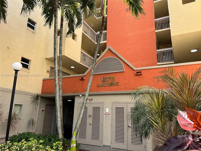 Foto del edificio - 8373 Lake Dr