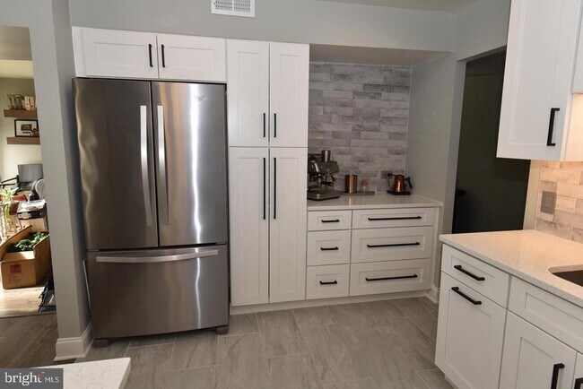 Foto del edificio - 1666 Parkcrest Cir