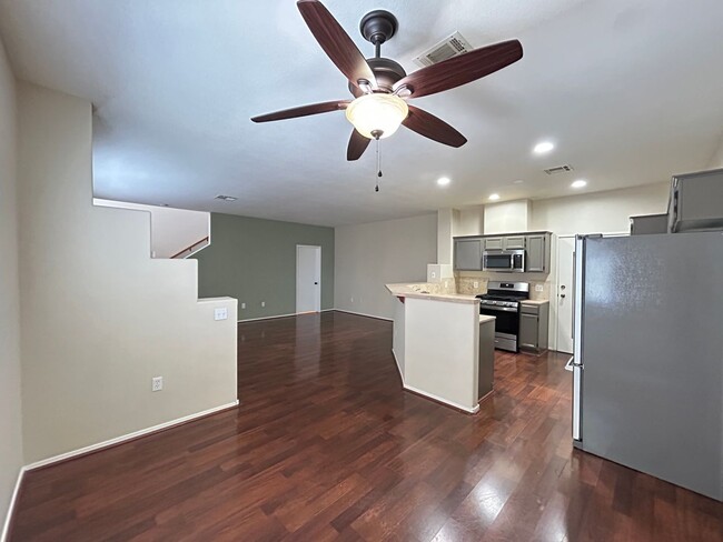 Foto del edificio - Gated Townhome 3-Bedrooms 2.5-Bathrooms!