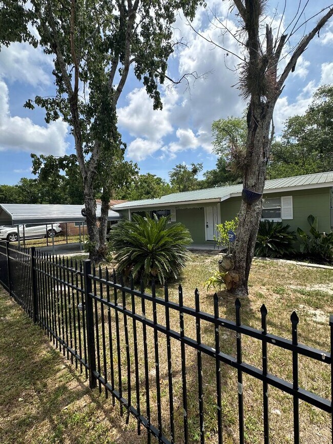 Foto del edificio - Available Now -Northside Beauty Located In...