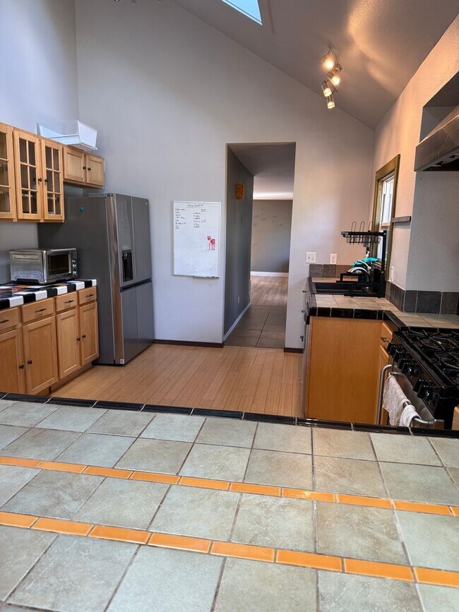 Foto del edificio - Unique, spacious 5-bdrm/3-bath Craftsman w...