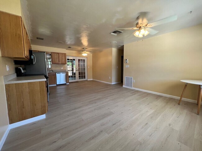 Building Photo - 3-Bedroom, 2-Bath Home with additional Off...