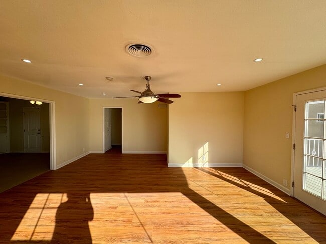 Foto del edificio - 2636 E Wall St